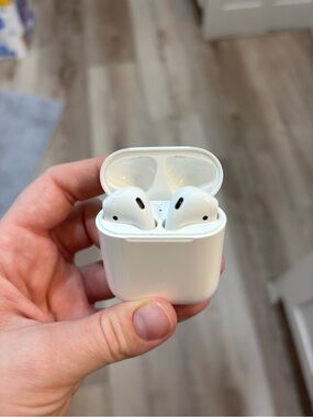 2nd Generation Apple AirPods